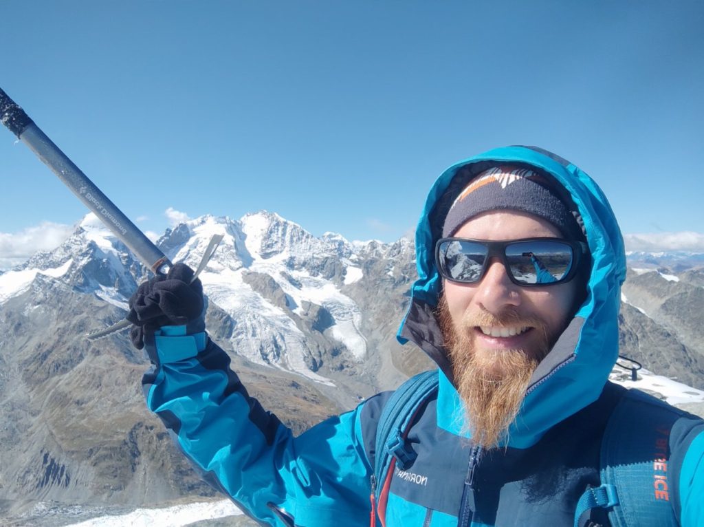 Bergsportler trägt trollveggen Gore-Tex Pro Light Jacket in alpiner Umgebung