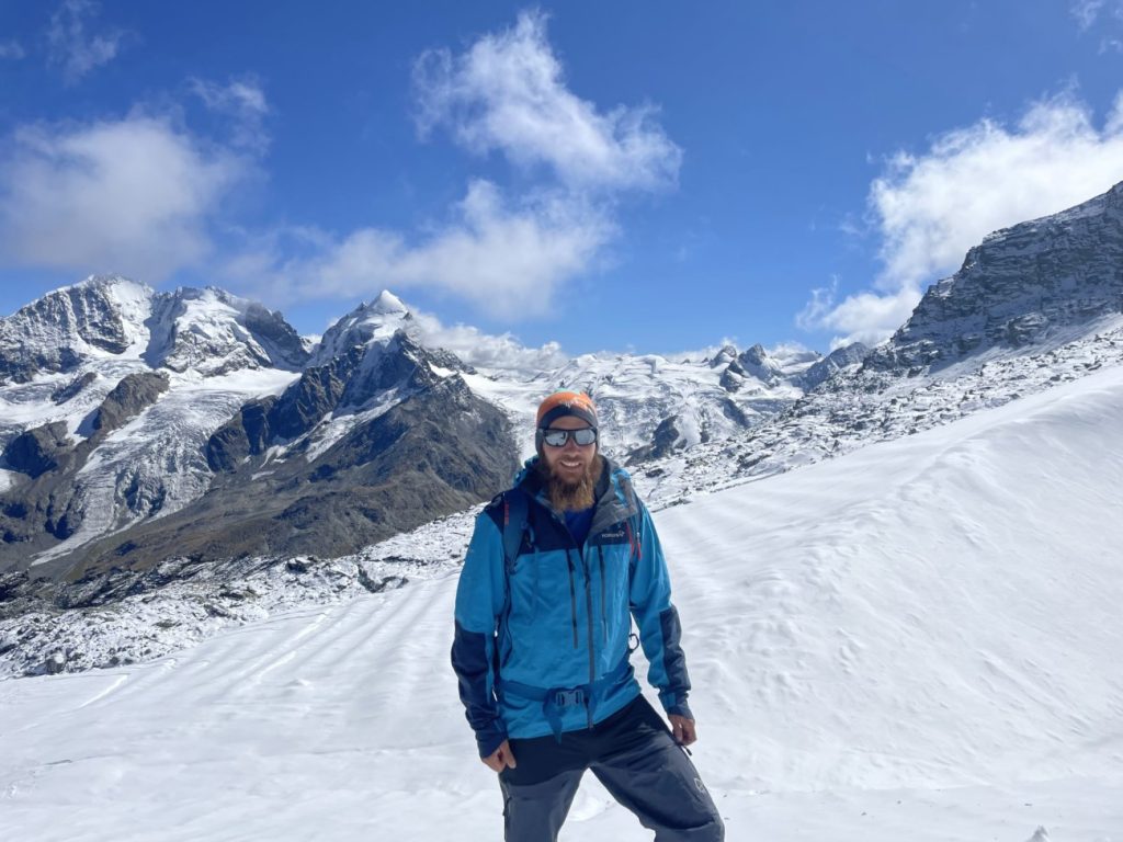 Bergsportler trägt Norrøna trollveggen Gore-Tex Pro Light Jacket in alpiner Umgebung