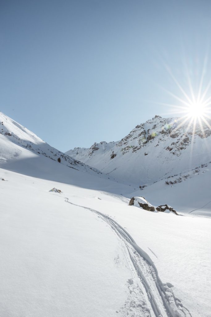 Einfache Skitour Klosters – die Madrisa Rundtour – Abfahrt nach Gargellen. Foto: Roman Huber