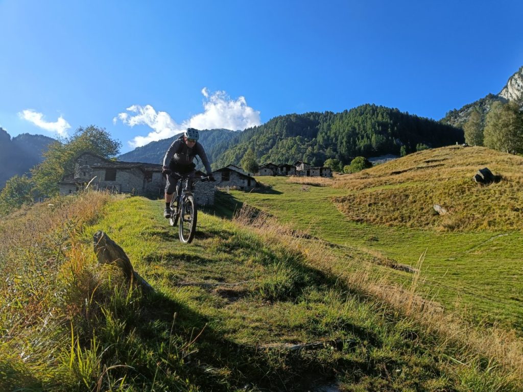 Mountainbiker mit Unparallel UP Link Schuhen in den Bergen