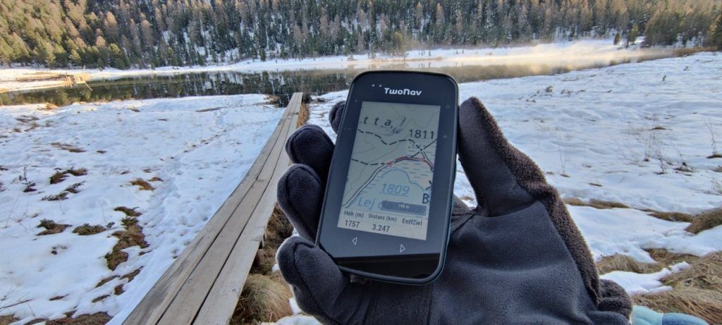 TwoNav Cross GPS in der Hand einer Wanderin