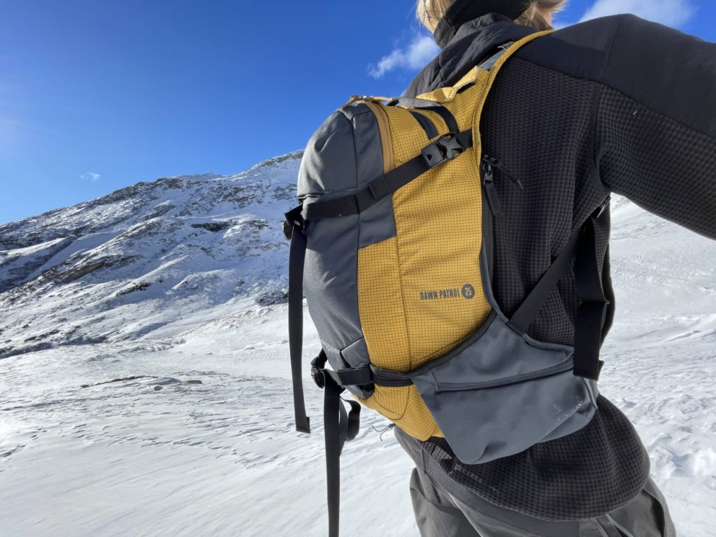 Skitourengeher mit Black Diamond Dawn Patrol 25 Backpack im Schnee