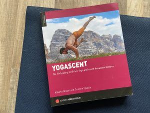 YOGASCENT Buch Cover auf Yogamatte