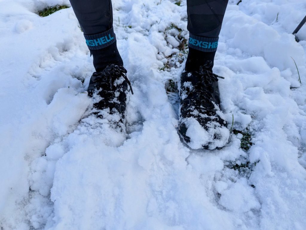 DexShell Socken an Läuferfüssen im Schnee
