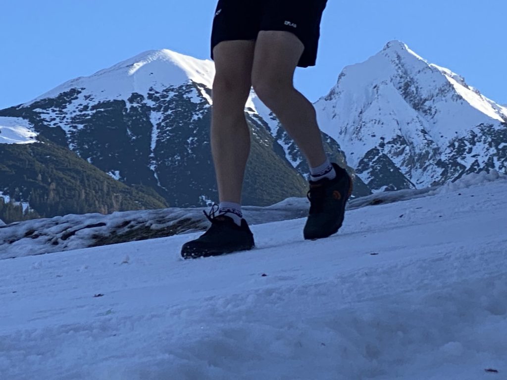 Topo Athletic Ultraventure Pro Schuhe in den Bergen im Schnee