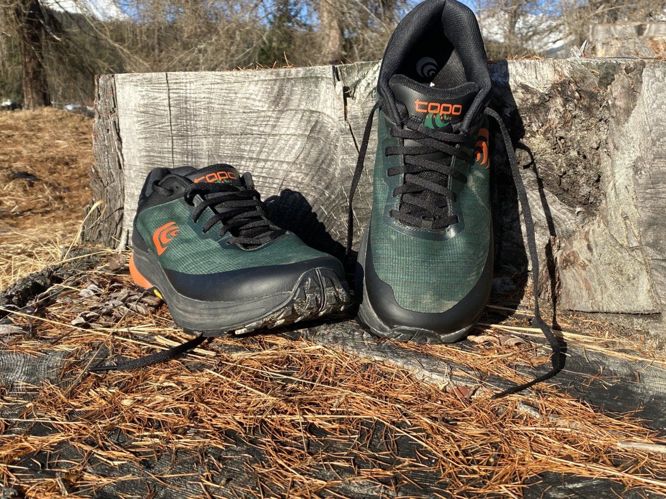 Topo Athletic Ultraventure Pro Schuhe auf einem Waldweg
