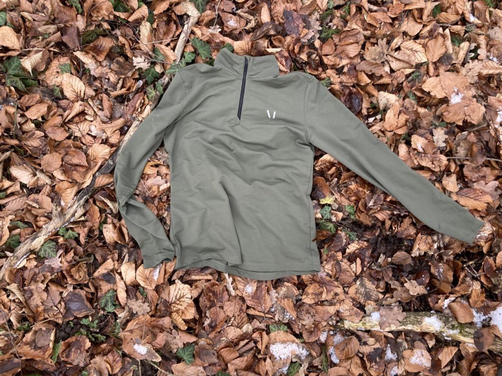 Detailansicht des Muntagnard MIUtec Midlayer mit 1/2 Zip und seinem 4-Way Stretch Material