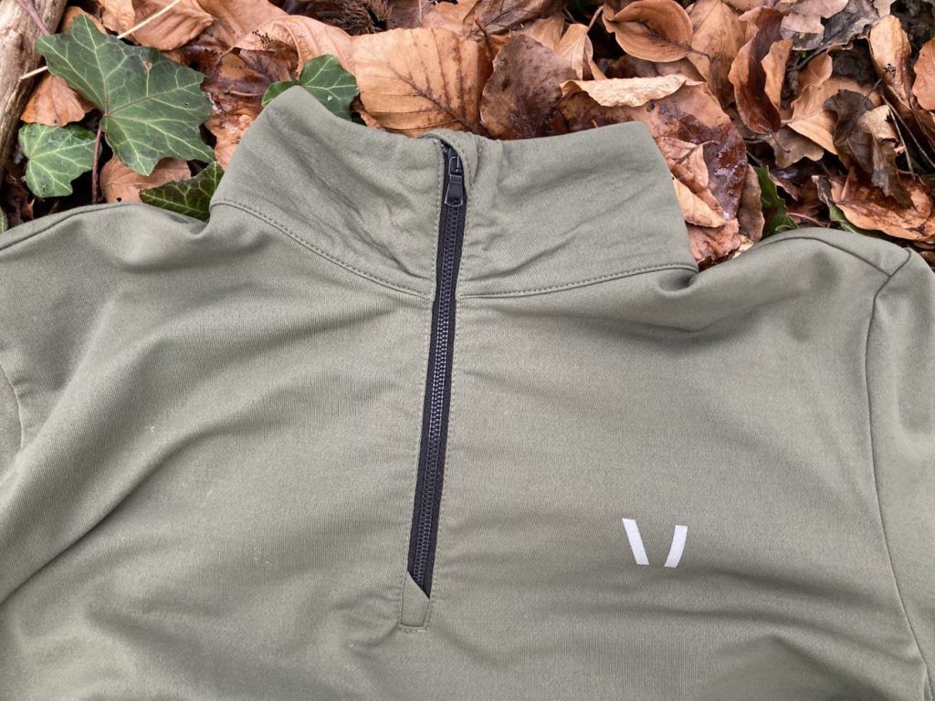 Detailansicht des Muntagnard MIUtec Midlayer mit 1/2 Zip und seinem 4-Way Stretch Material