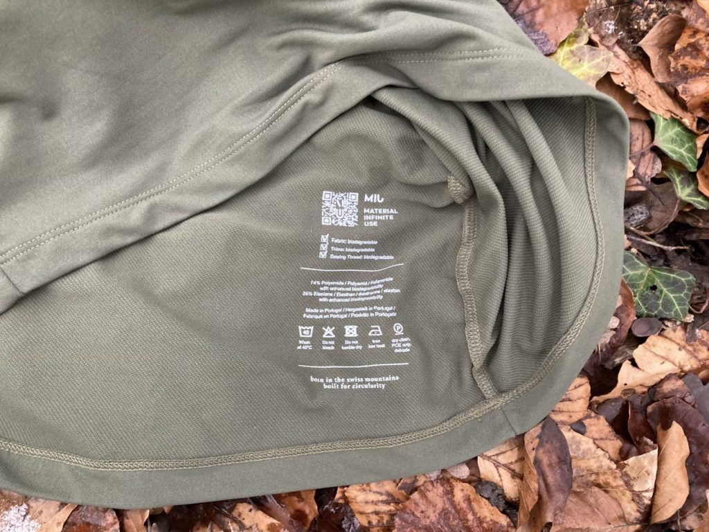 Detailansicht des Muntagnard MIUtec Midlayer mit 1/2 Zip und seinem 4-Way Stretch Material