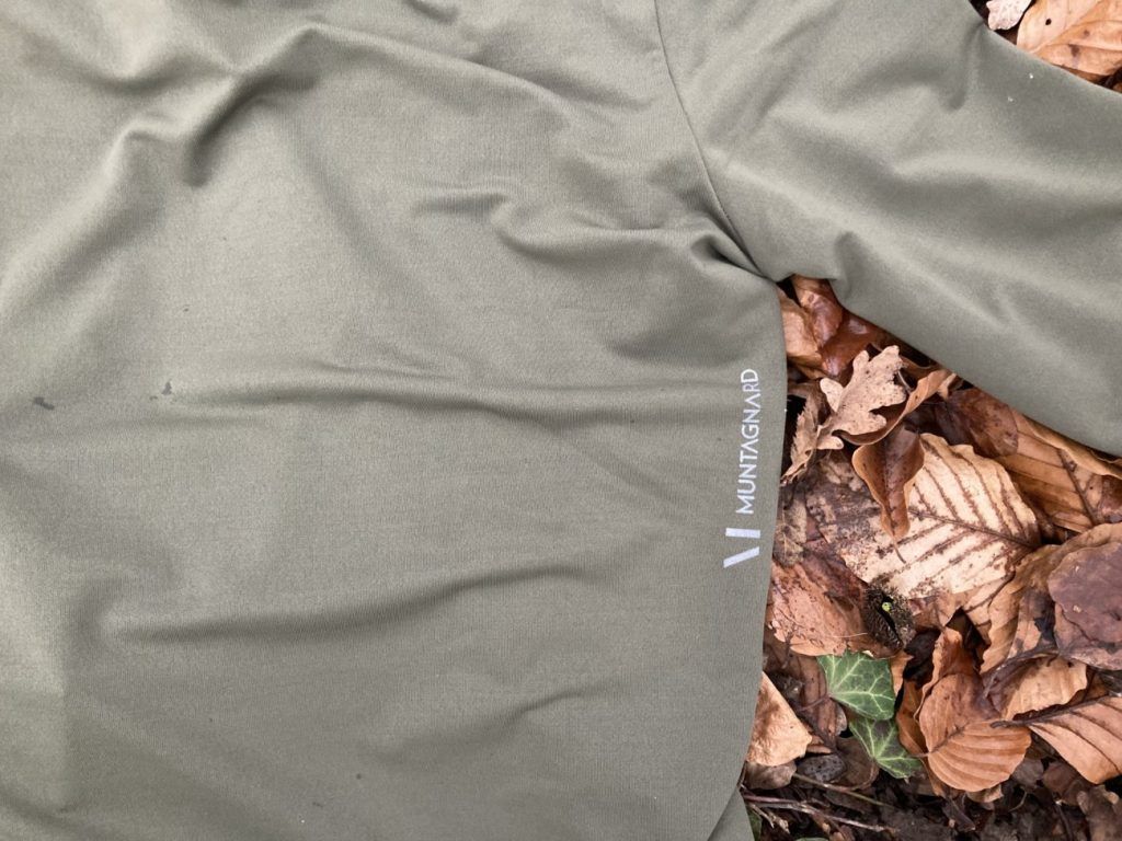 Detailansicht des Muntagnard MIUtec Midlayer mit 1/2 Zip und seinem 4-Way Stretch Material