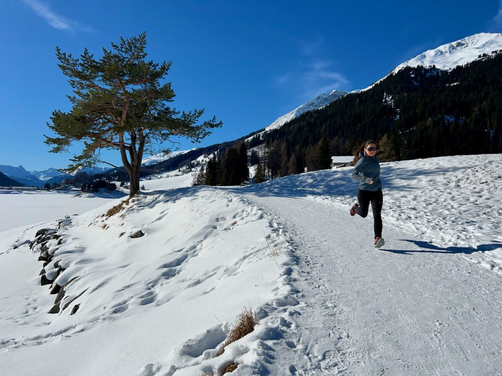 Läuferin in Berglandschaft trägt Patagonia Airshed Pro Pullover bei Trailrunning-Abenteuer