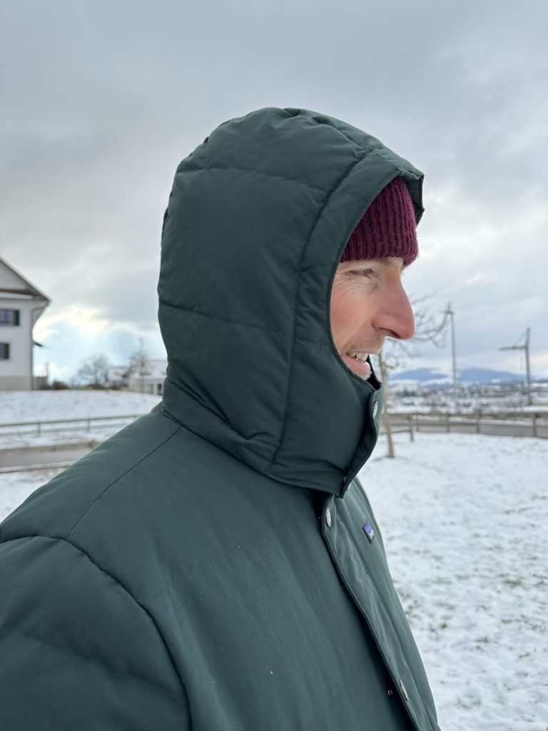 Patagonia Downdrift Jacket in Aktion: Nachhaltige Outdoorjacke, perfekt für Alltag und Freizeit.