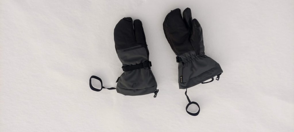 Handschuhe im Schnee