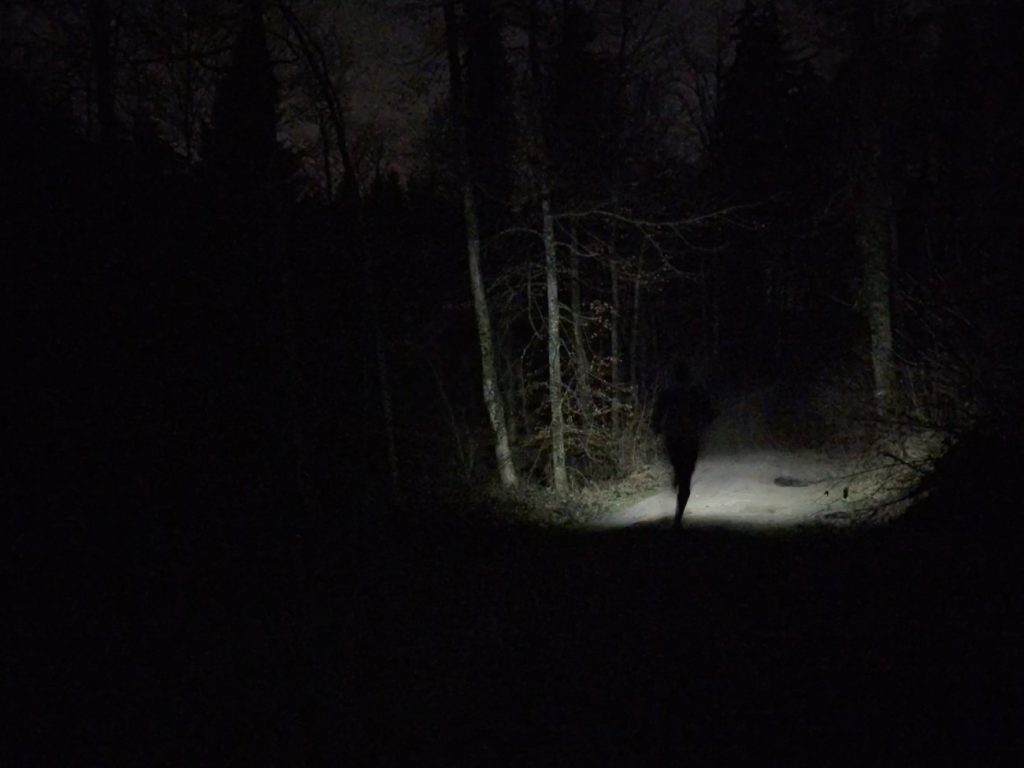Läufer mit Black Diamond Sprint 225 Stirnlampe bei Nacht