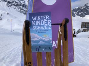 Schlitten im Schweizer Winter mit dem Winterkinder Schweiz Buch
