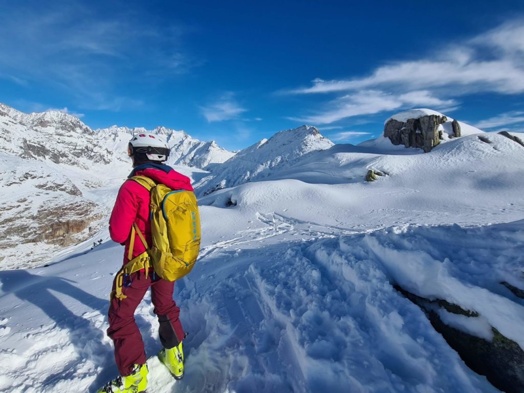 Skitourengeher mit Blue Ice Yagi 35 Rucksack im Einsatz