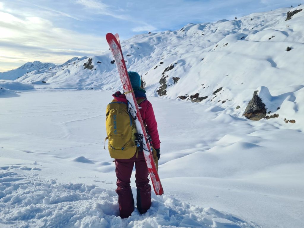 Skitourengeherin mit Blue Ice Yagi 35 Rucksack im Einsatz