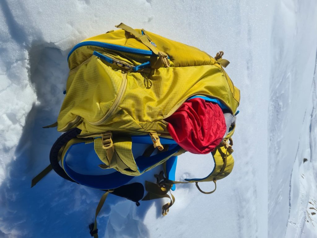 Seitlicher Zugang zum Hauptfach des Blue Ice Yagi 35 Rucksacks