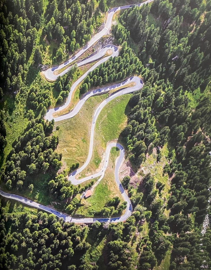 Luftaufnahme einer Alpenstrasse mit Serpentinen aus dem Buch Die Alpen mit dem Fahrrad