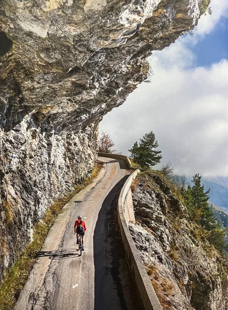 Fahrradfahrer auf steiler Alpenstrasse