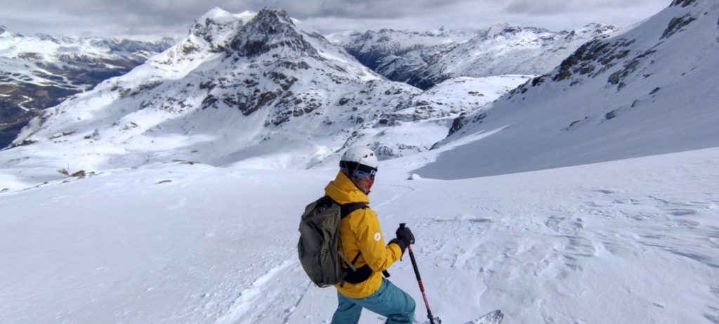Skifahrer mit Arc'teryx Rush SK 32 Rucksack in schneebedeckten Bergen