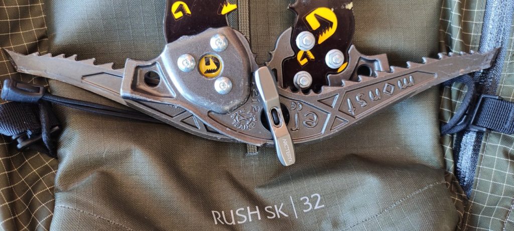 Rucksack Arc'teryx Rush SK 32 mit Befestigungsmöglichkeiten für Skitouren
