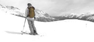 Skifahrer mit Arc'teryx Rush SK 32 Rucksack in schneebedeckten Bergen