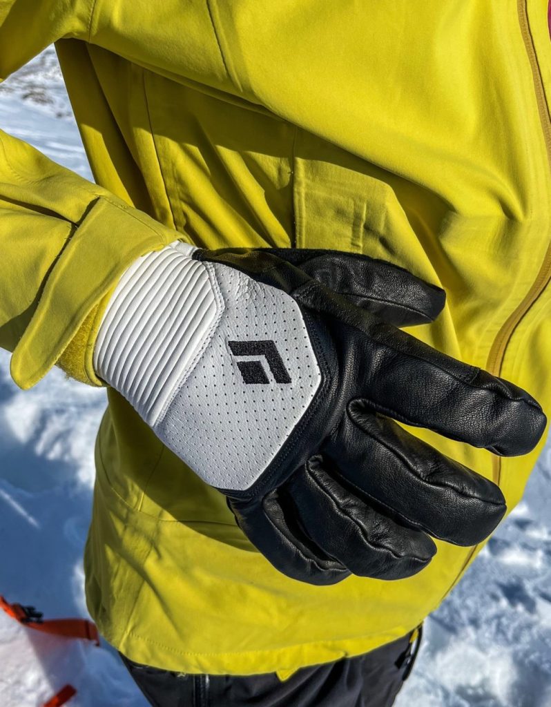 Detailaufnahme der Black Diamond Impulse Gloves im Schnee.