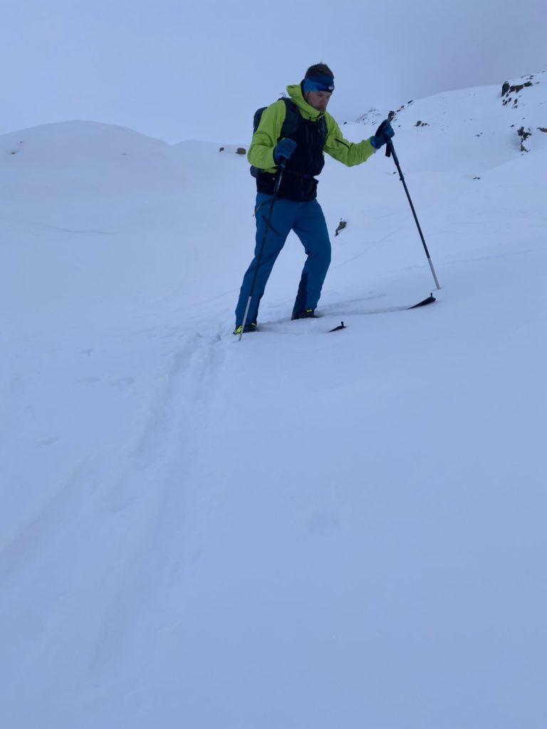 Skitourengänger trägt die Black Diamond Recon Stretch LT Shell Jacke