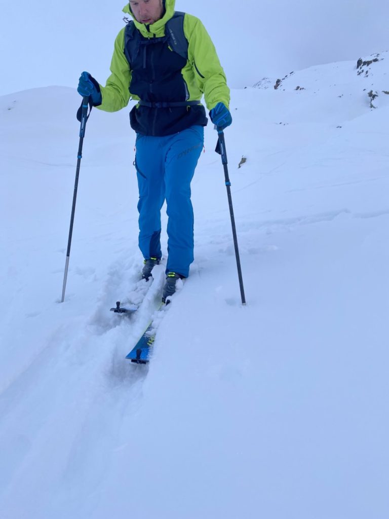 Skitourengänger geniesst Wetterschutz dank der Black Diamond Jacke