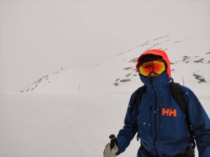 Helly Hansen Men's Elevation Infinity 2.0 Ski Shell Jacket in Aktion beim Freeriden