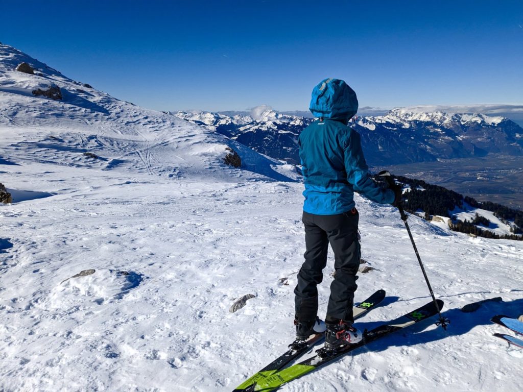 Frau trägt Jack Wolfskin Alpspitze 3L in den Bergen im Winter