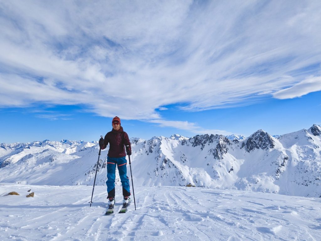 Frau trägt Jack Wolfskin Alpspitze 3L Pants im Schnee