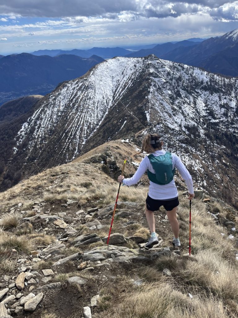 Merrell Trail Glove 7 in Aktion auf felsigem Pfad im Gebirge
