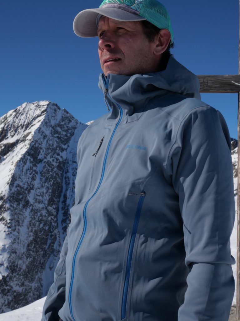 Die Upstride Jacket in Aktion – atmungsaktive Softshelljacke für Skitouren und Bergsport.