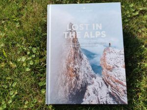 Atemberaubende Berglandschaft im The Alpinist Lost in the Alps Buch