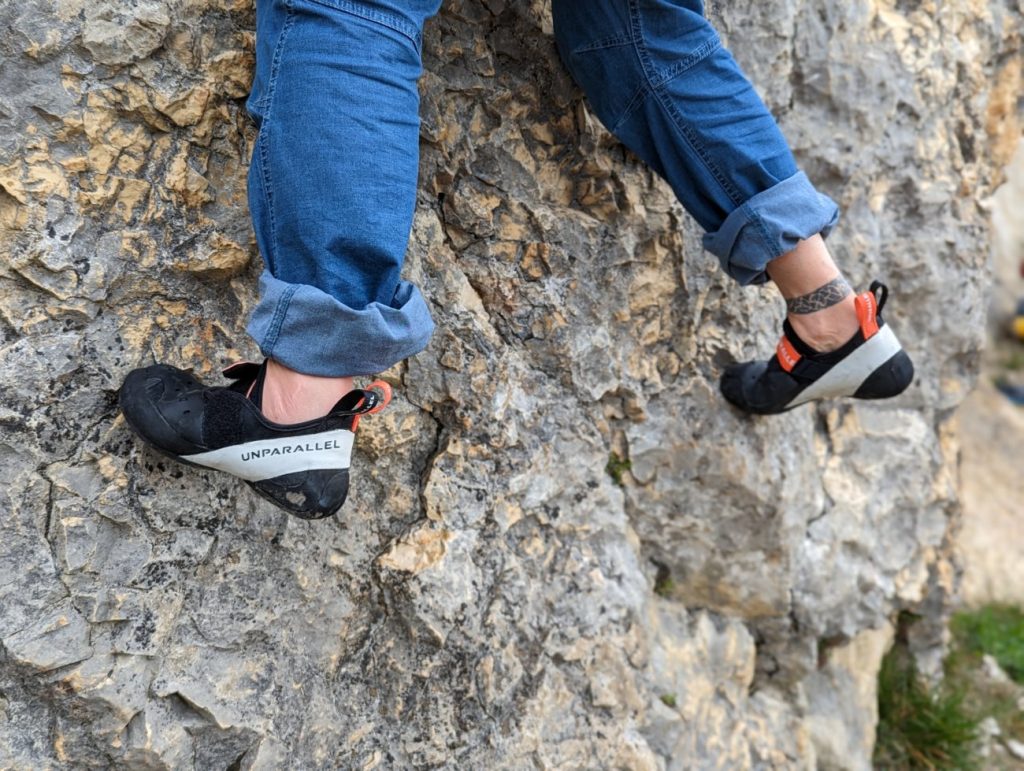 Kletterer bereitet sich mit Unparallel Souped Up Schuhen vor