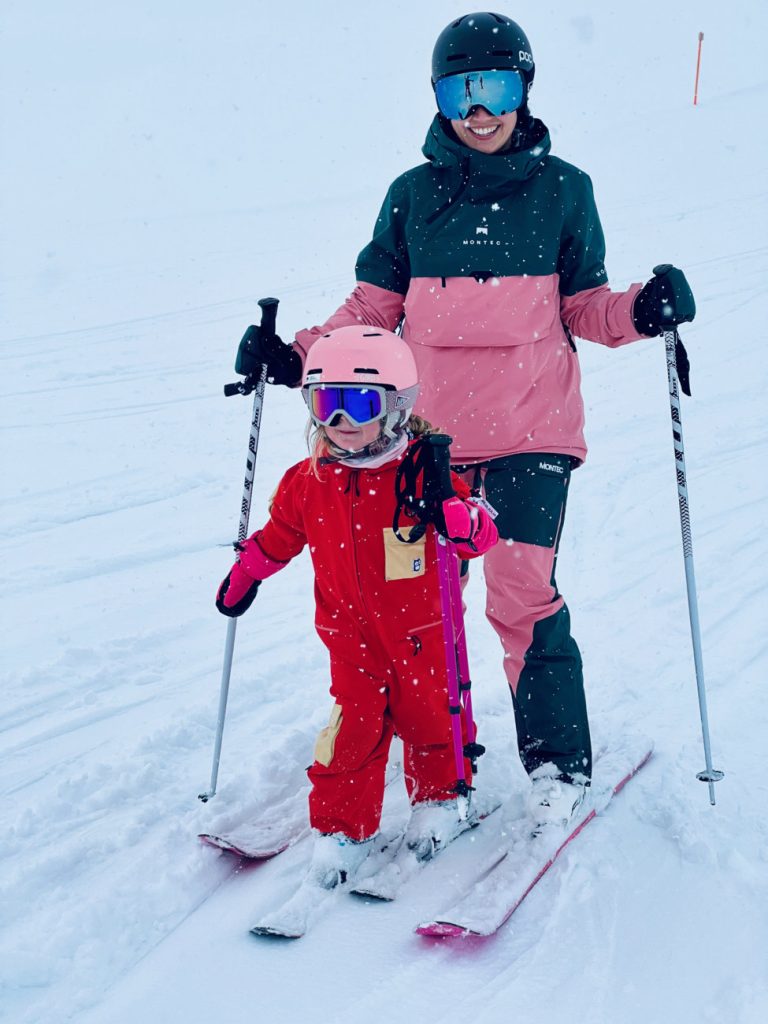 3-jähriges Kind im namuk Quest Skianzug beim Skifahren, warm und trocken