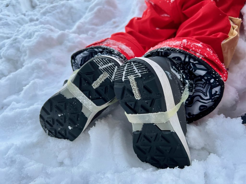 Beinabschlüsse des namuk Quest Skianzugs mit Winterschuhen