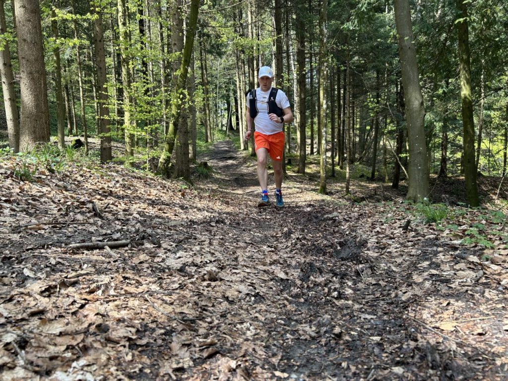 Läufer trägt Brooks Catamount 2 im Wald auf Trail