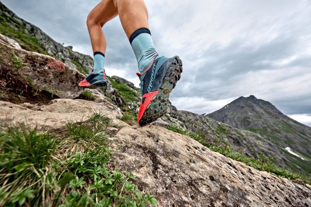 DYNAFIT Ultra 100 Trail Running Schuh in den Bergen: Innovativer Trail Running Schuh für ultimative Leistung und Grip.