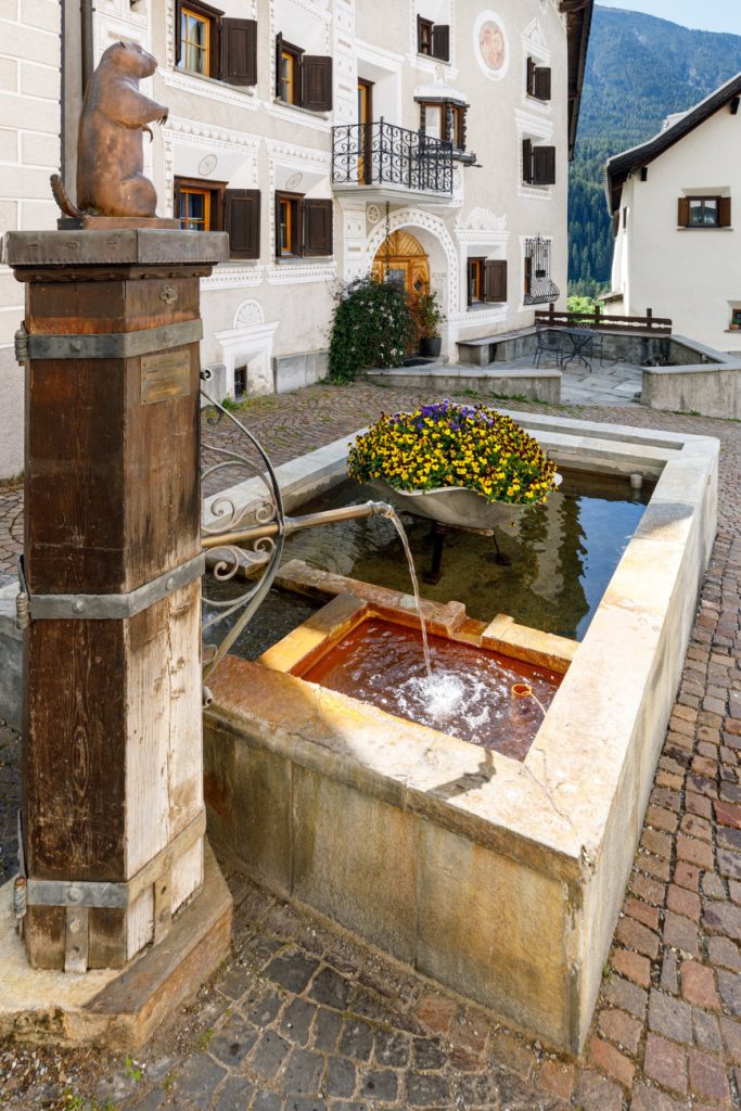 Brunnen mit stark mineralhaltigem Quellwasser in Scuol, GR