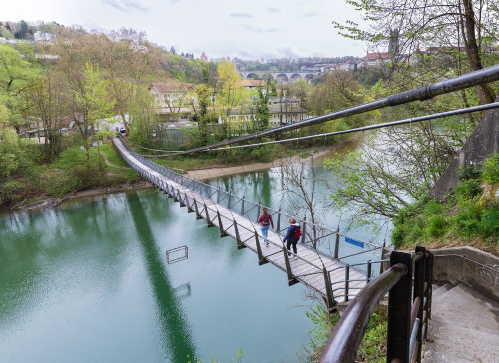 Fussgänger-Schrägseilbrücke über die Saane in Freiburg