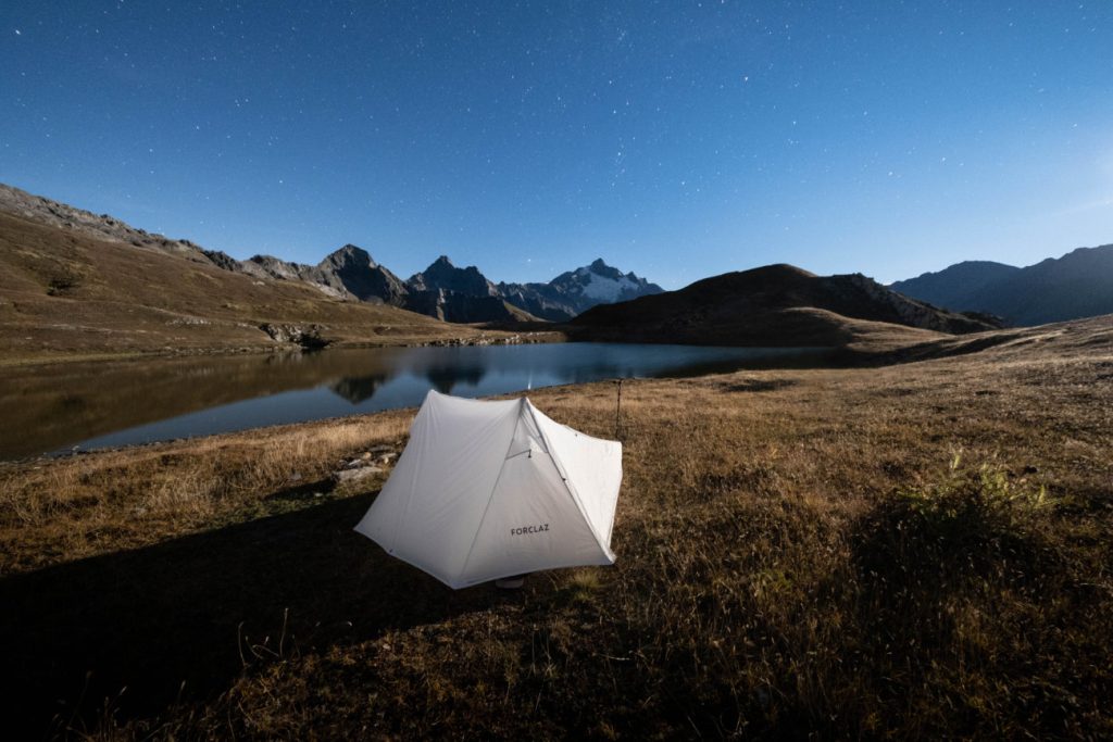 Leichtes FORCLAZ Tarp Tent MT900 aufgebaut in der Natur unter Sternenhimmel