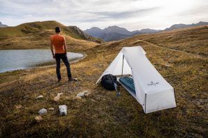Leichtes FORCLAZ Tarp Tent MT900 aufgebaut in der Natur