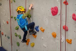 Junge im Edelrid Fraggle Klettergurt klettert