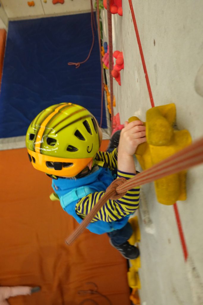 Sicherer Kletterspass mit Edelrid Kids Shield Helm 