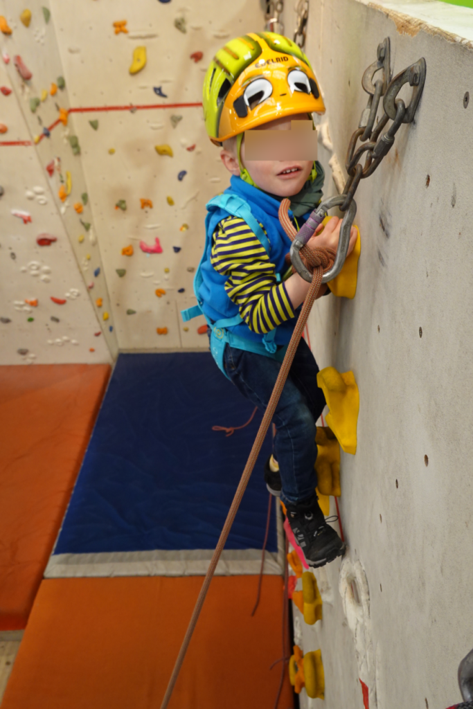 Kind beim Klettern mit Edelrid Shield Helm