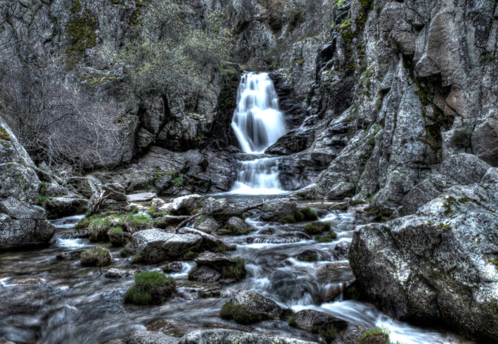 Beste Wanderwege Madrid: Beeindruckender Wasserfall Cascada del Purgatorio