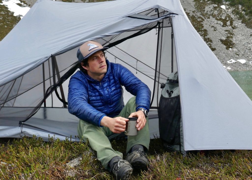 Dan Durston, der leidenschaftliche Outdoor-Enthusiast und Gründer von DURSTON GEAR in einem seiner X-MID Zelte